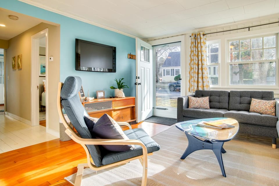 Walk to Monument Beach: Cape Cod Cottage w/ Grill House in Pocasset