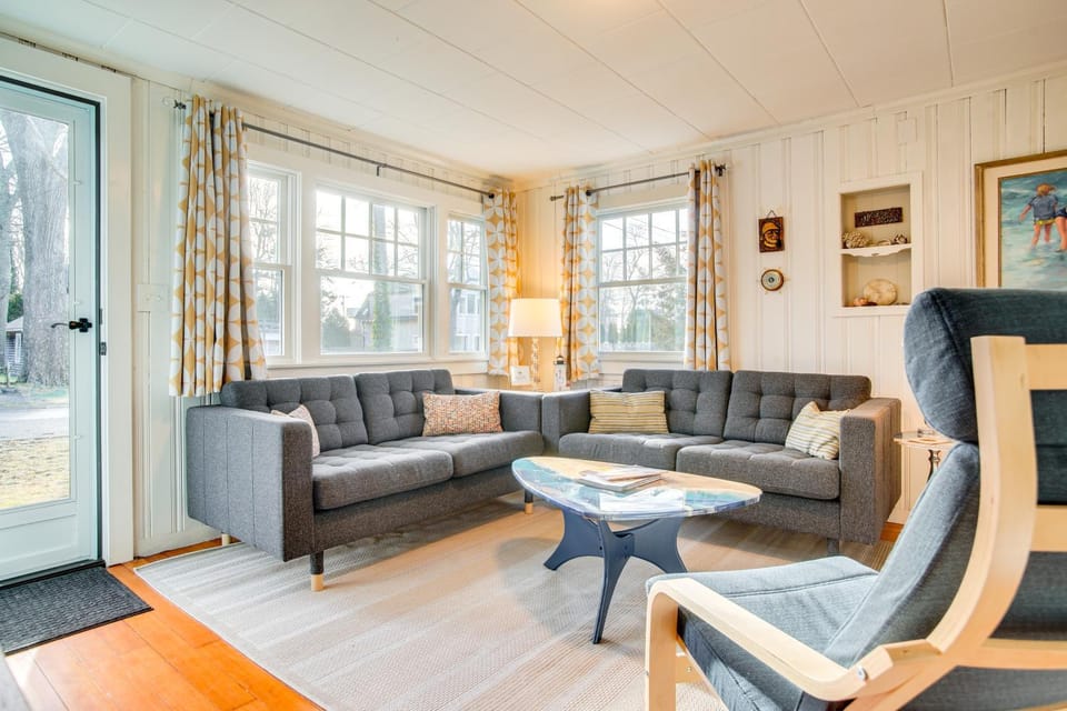 Walk to Monument Beach: Cape Cod Cottage w/ Grill House in Pocasset