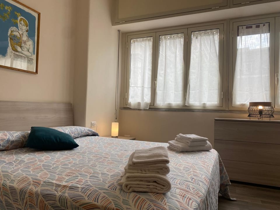Bed, Bedroom, microwave, towels