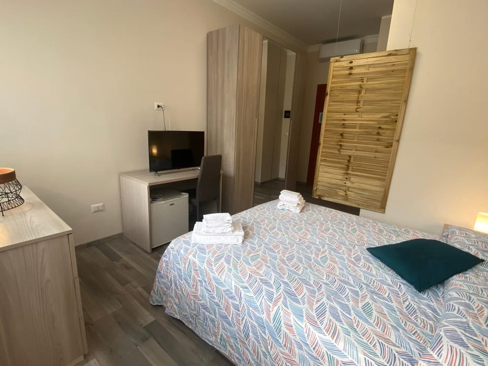 Bed, Bedroom, microwave, towels