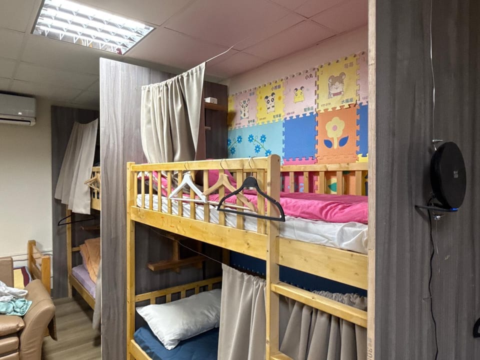 bunk bed, air conditioner