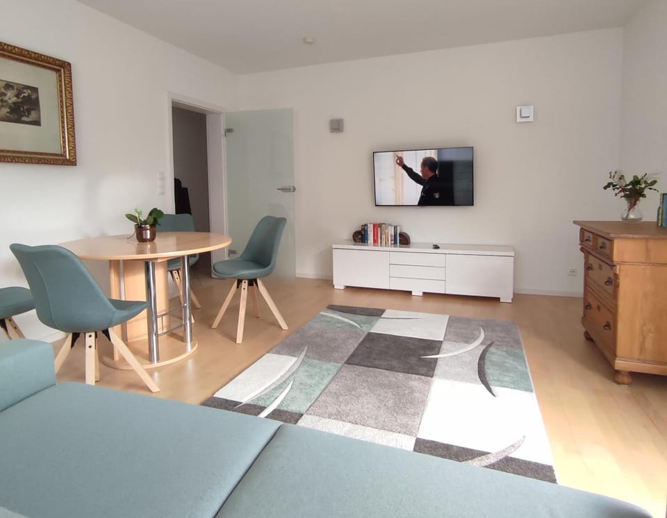TV and multimedia, Seating area, Dining area