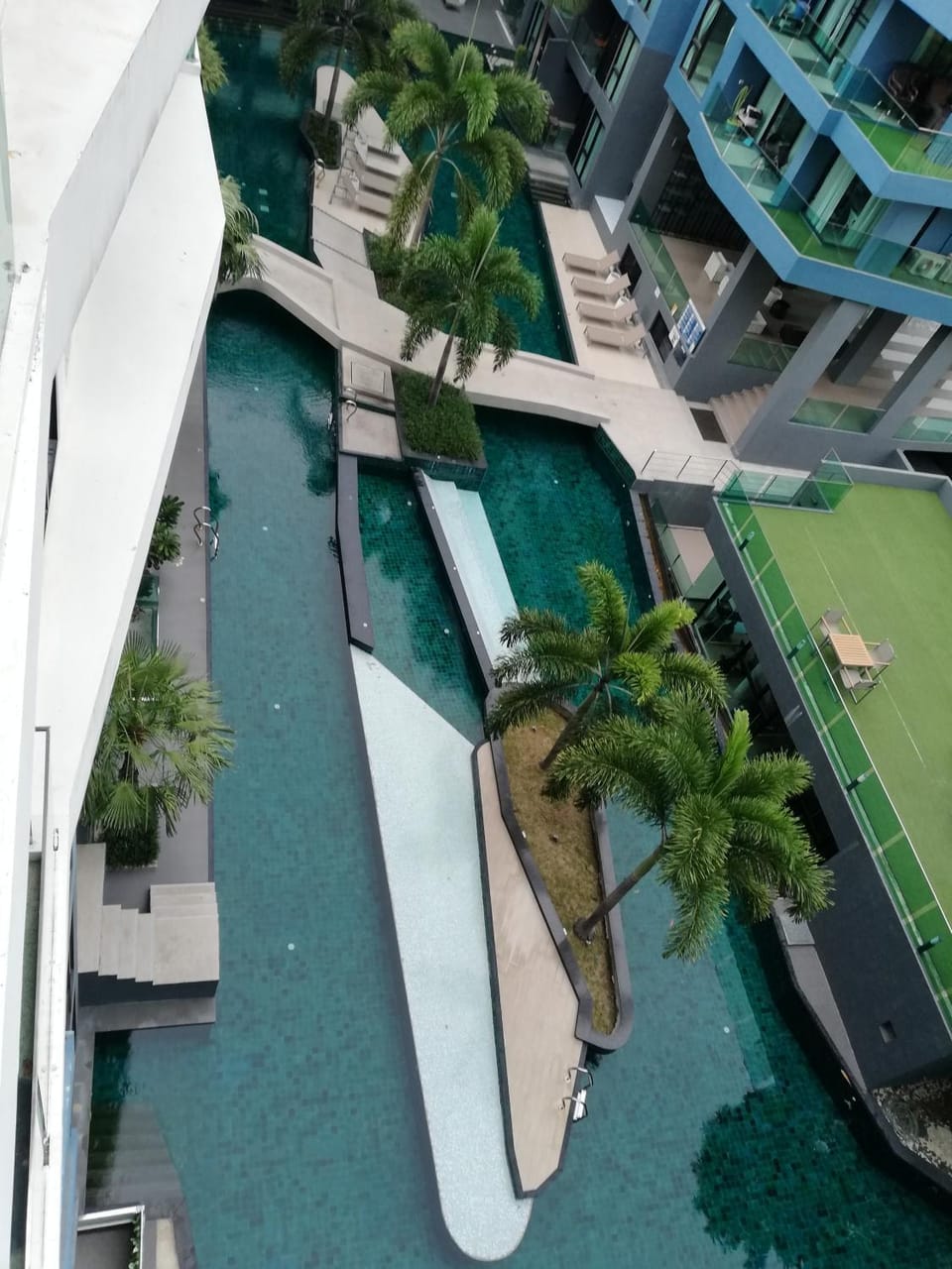 Day, Pool view