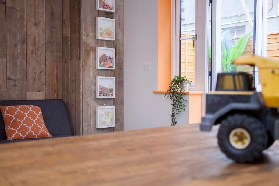 higgihaus #3a 4 Bed Small Groups Hip Location Sleeps 4-8 House in Bristol