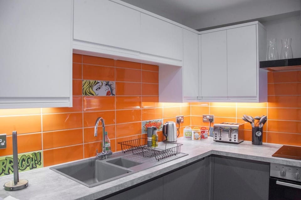 higgihaus #3a 4 Bed Small Groups Hip Location Sleeps 4-8 House in Bristol
