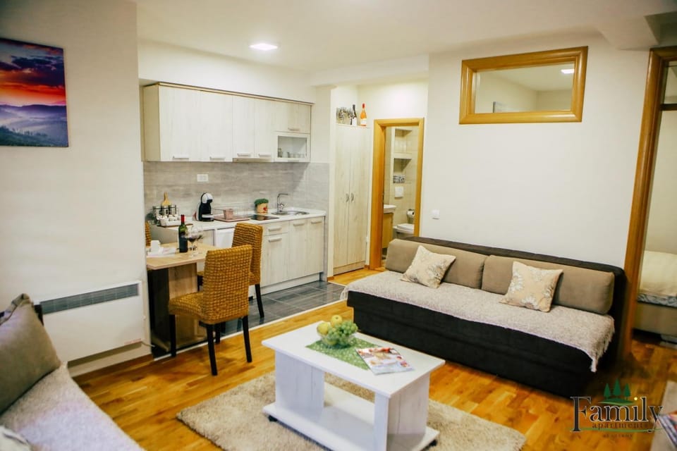 Coffee/tea facilities, Kitchen or kitchenette, Living room, Seating area, Dining area, minibar, stove
