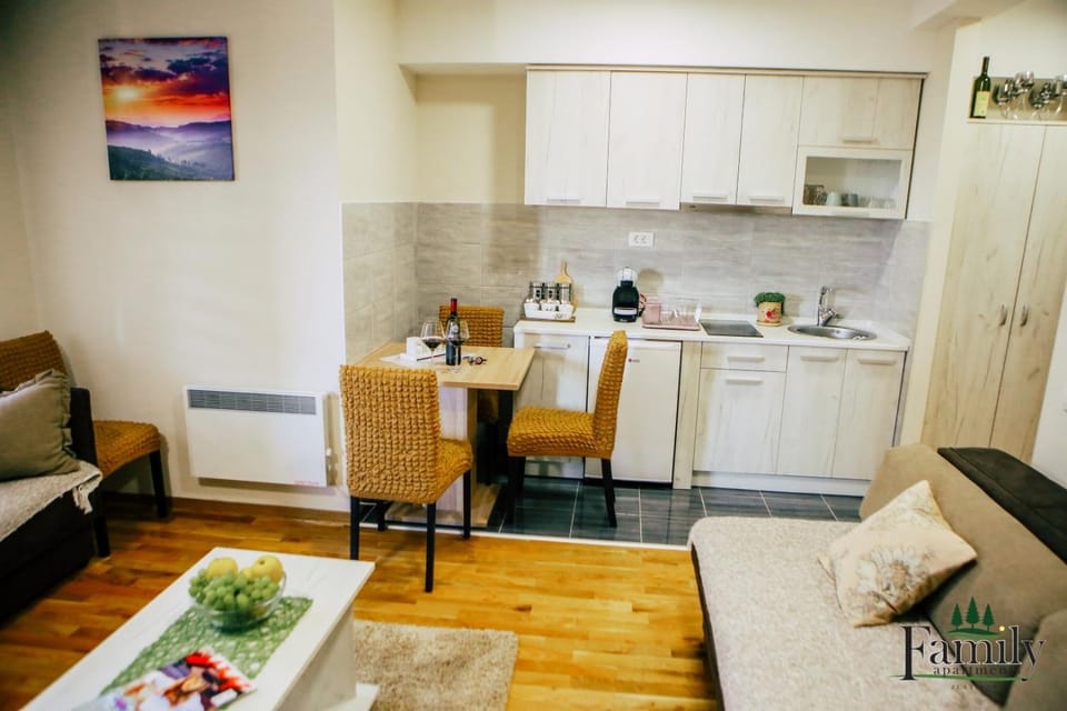 Coffee/tea facilities, Kitchen or kitchenette, Living room, Seating area, Dining area, dishwasher, minibar, stove