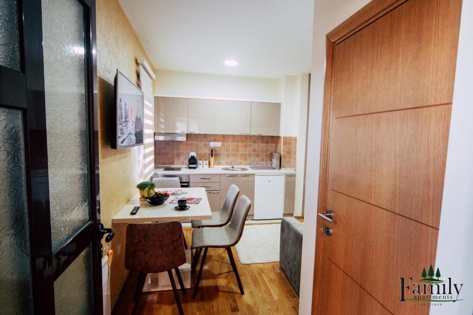 TV and multimedia, Kitchen or kitchenette, Dining area, dishwasher, stove