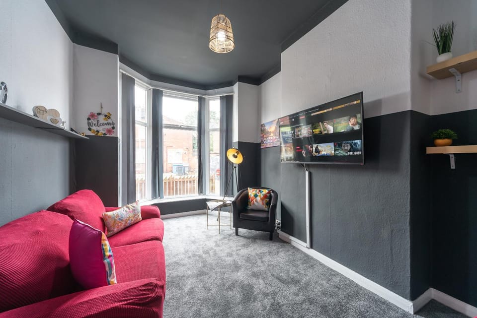 3 bedroom Shalom Sleeps 5 - Ideally Located in Hull- 2 Mins walk to Vibrant Newland Ave House in Hull