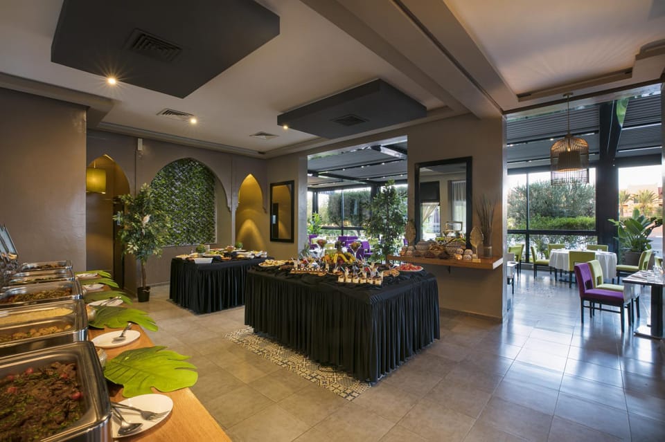 Restaurant/places to eat, Banquet/Function facilities, Dinner
