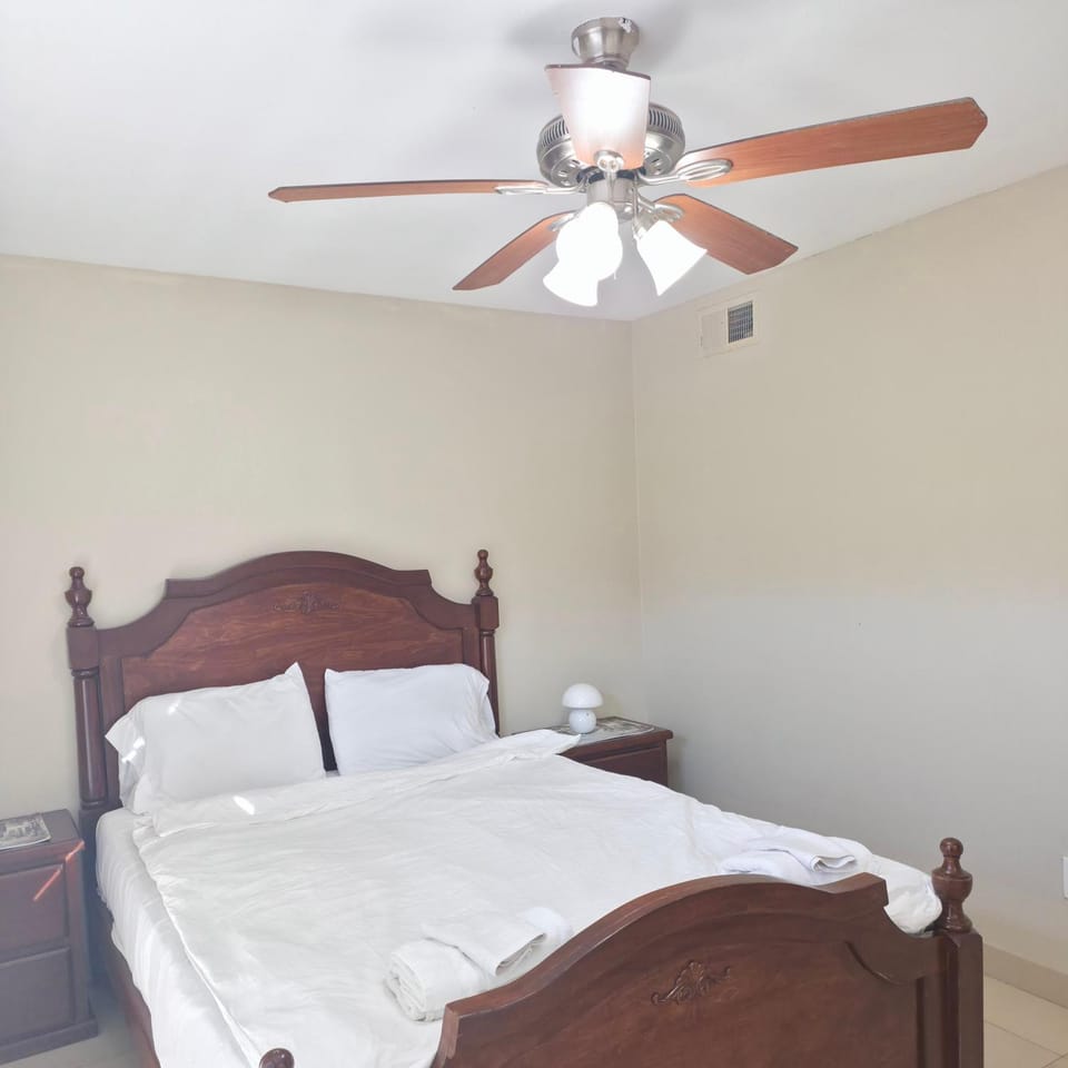 Los Angeles Retreat Close to Hotspots House in San Fernando Valley