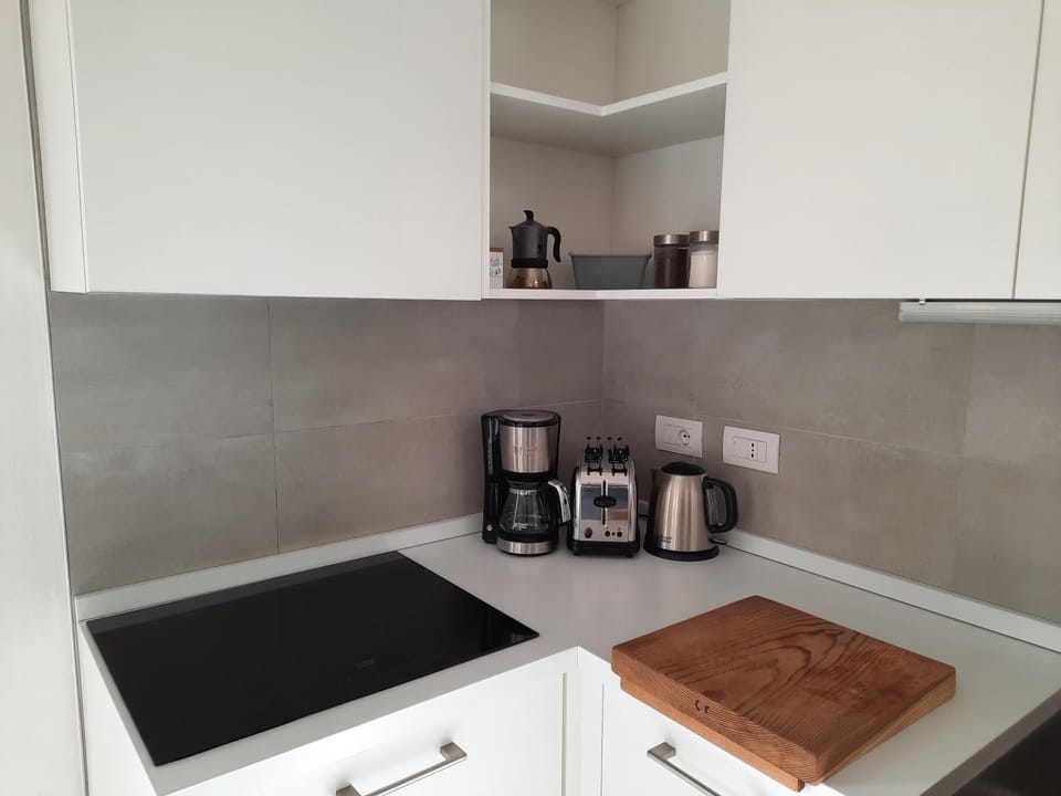 Coffee/tea facilities, stove, toaster