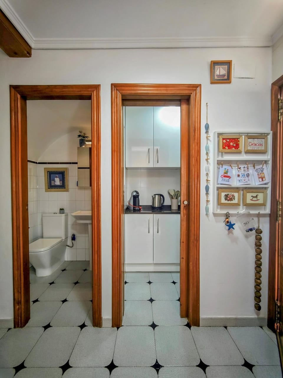 Toilet, Bathroom, Decorative detail