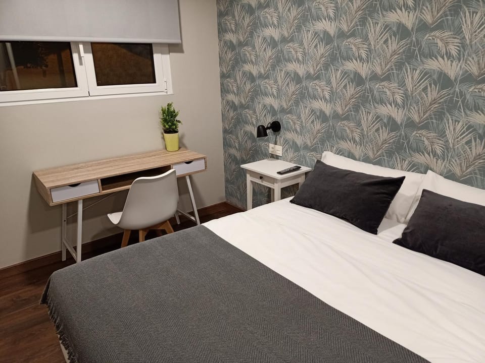 Bed, Photo of the whole room, Seating area, Bedroom, hair dresser