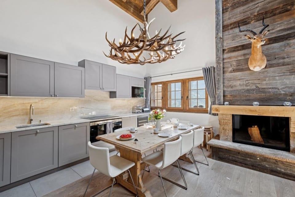 Kitchen or kitchenette, Dining area