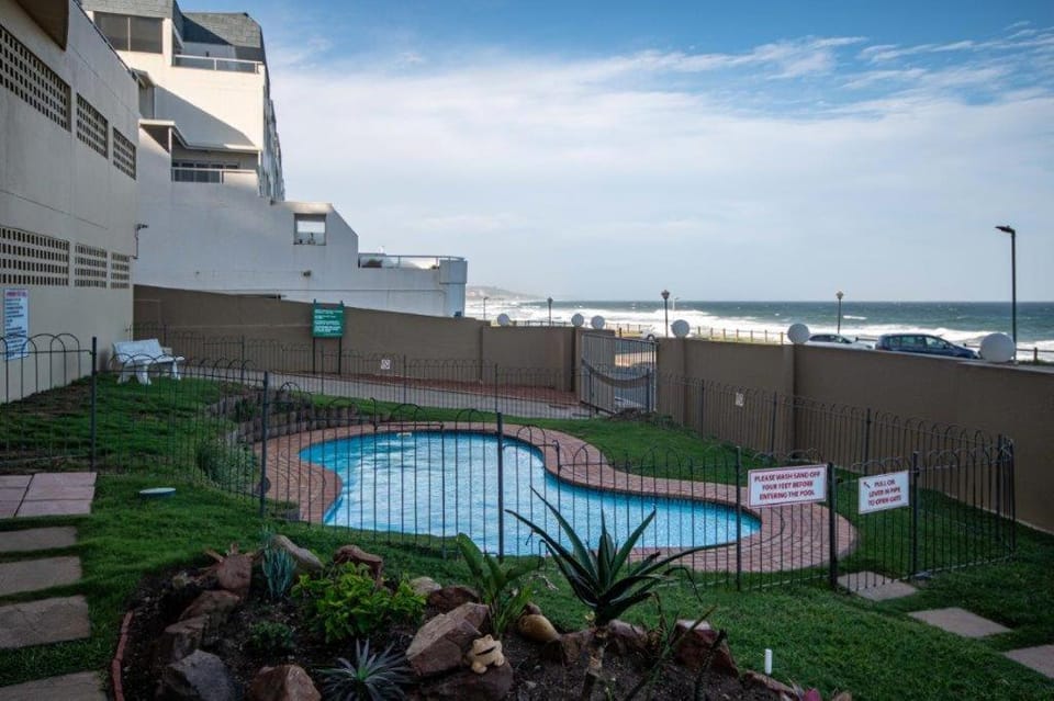 Property building, Day, Swimming pool