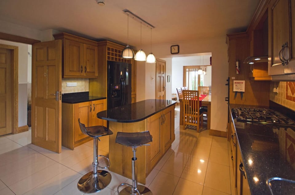 Kitchen or kitchenette, Seating area, Dining area, oven, stove