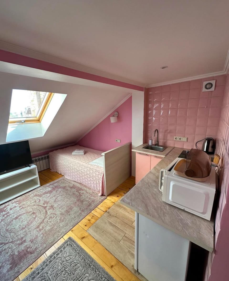 Bed, Photo of the whole room, Seating area, Bedroom