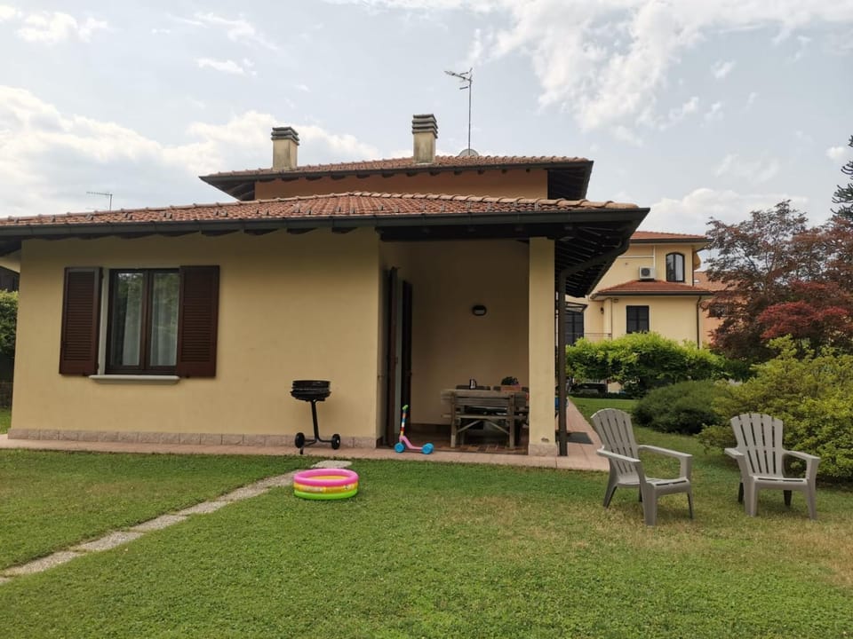 Property building, Patio, Facade/entrance, BBQ facilities, Garden