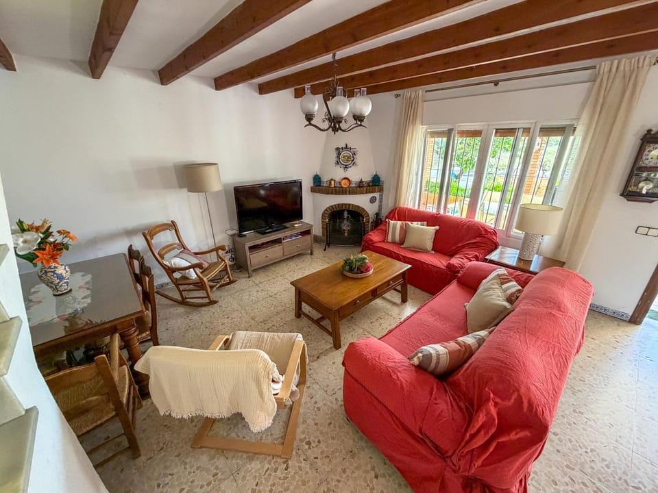 Lounge or bar, Dining area, fireplace