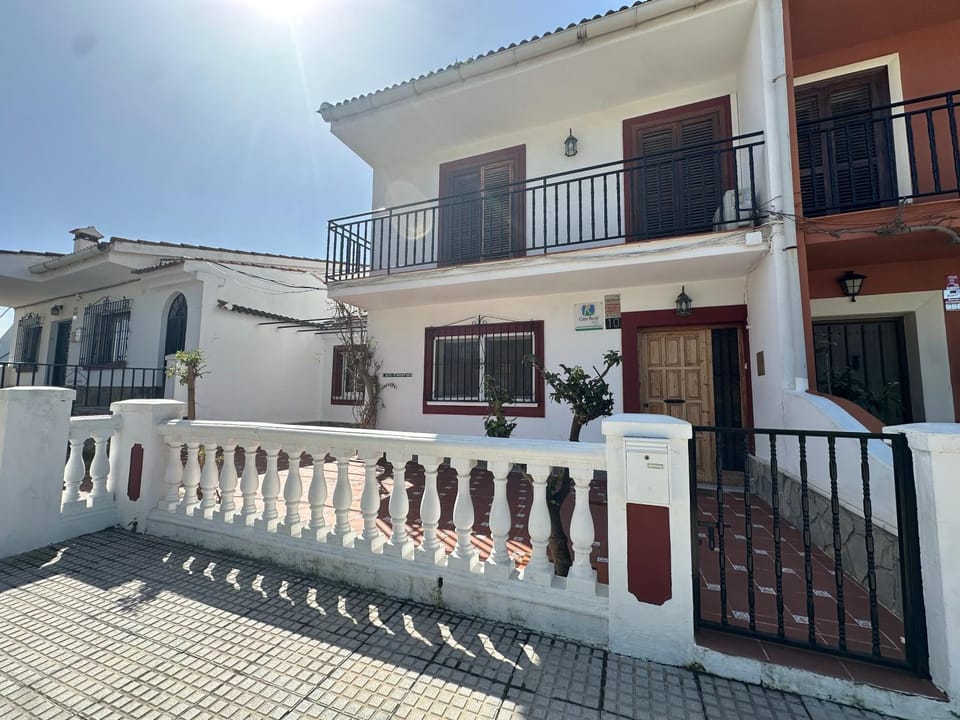 Property building, Patio, Day, Balcony/Terrace