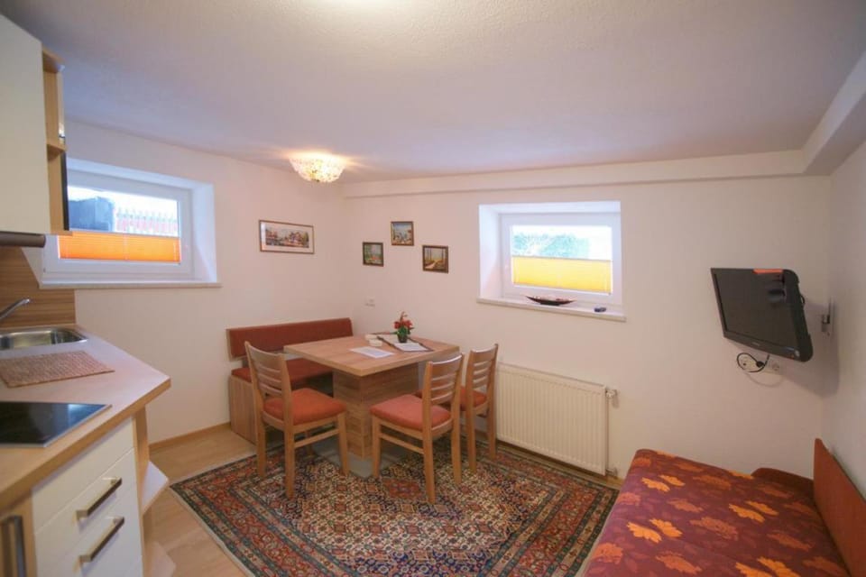 Communal lounge/ TV room, Kitchen or kitchenette, Seating area, Dining area