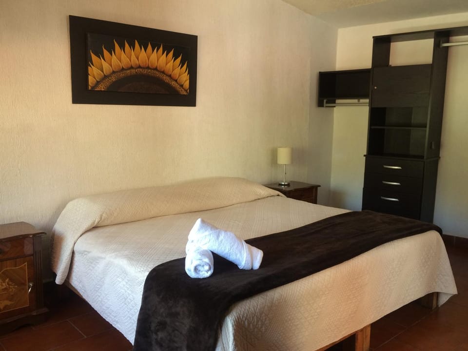 Photo of the whole room, towels, wardrobe