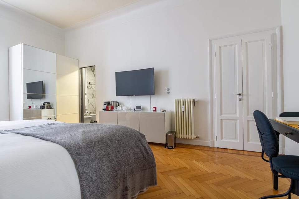 TV and multimedia, Photo of the whole room, Bedroom