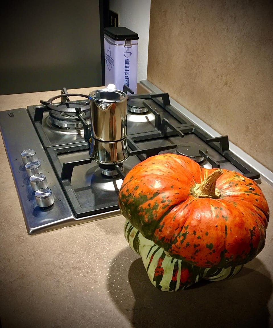 Coffee/tea facilities, Kitchen or kitchenette, Food and drinks, stove