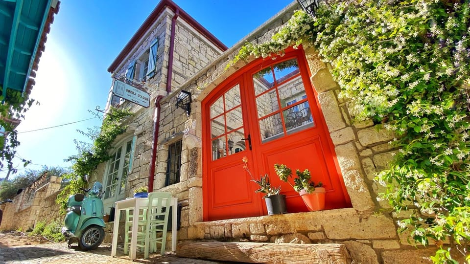 Property building, Restaurant/places to eat, Street view, Inner courtyard view