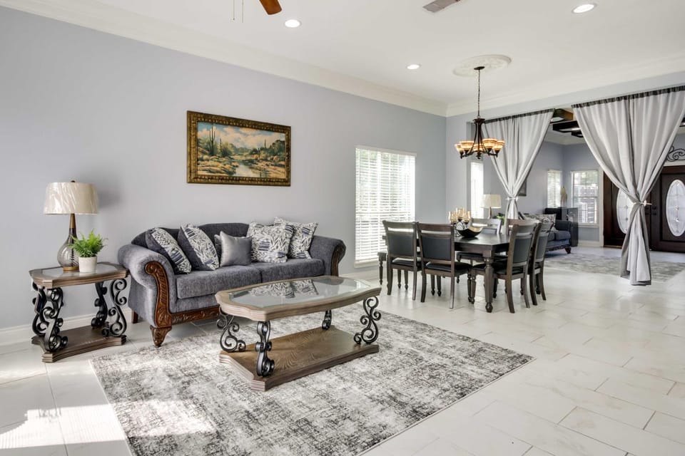 Luxe Southwest Houston Home w/ Balconies & Patio! House in Harris County