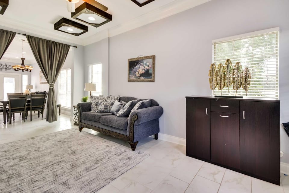 Luxe Southwest Houston Home w/ Balconies & Patio! House in Harris County