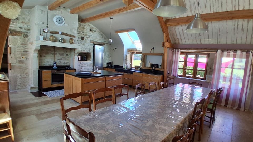 Gîte La grange des Hirondelles 15 personnes 5litsdoubles 5litssimples 1convertible chez MAYMARD Yannick à 28 route de la croix forêt à ANTULLY réf à Gîte de France G2005 Corps de ferme entièrement rénové de bon standing House in Bourgogne-Franche-Comté
