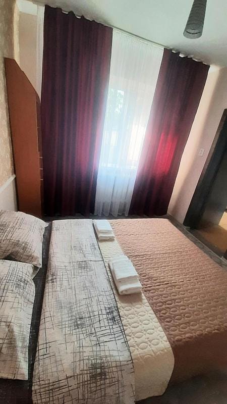 Bed, Bedroom, towels
