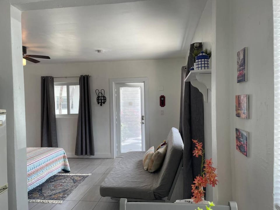 Chic and Comfortable Studio Free Street Parking Apartment in Coconut Grove