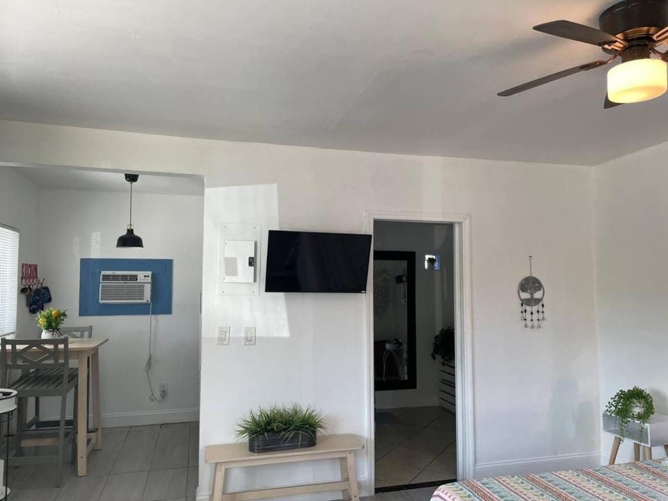 Chic and Comfortable Studio Free Street Parking Apartment in Coconut Grove