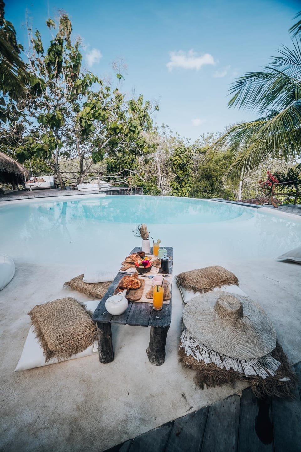 Swimming pool, Breakfast