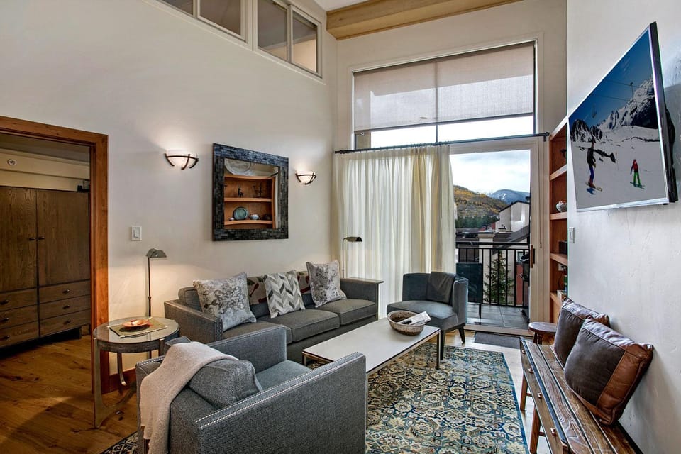 3 Bedroom Antlers Vacation Rental With Incredible Slopeside Views And Just A Short Walk To Gondola And Lionshead Village Apartment in Lionshead Village Vail