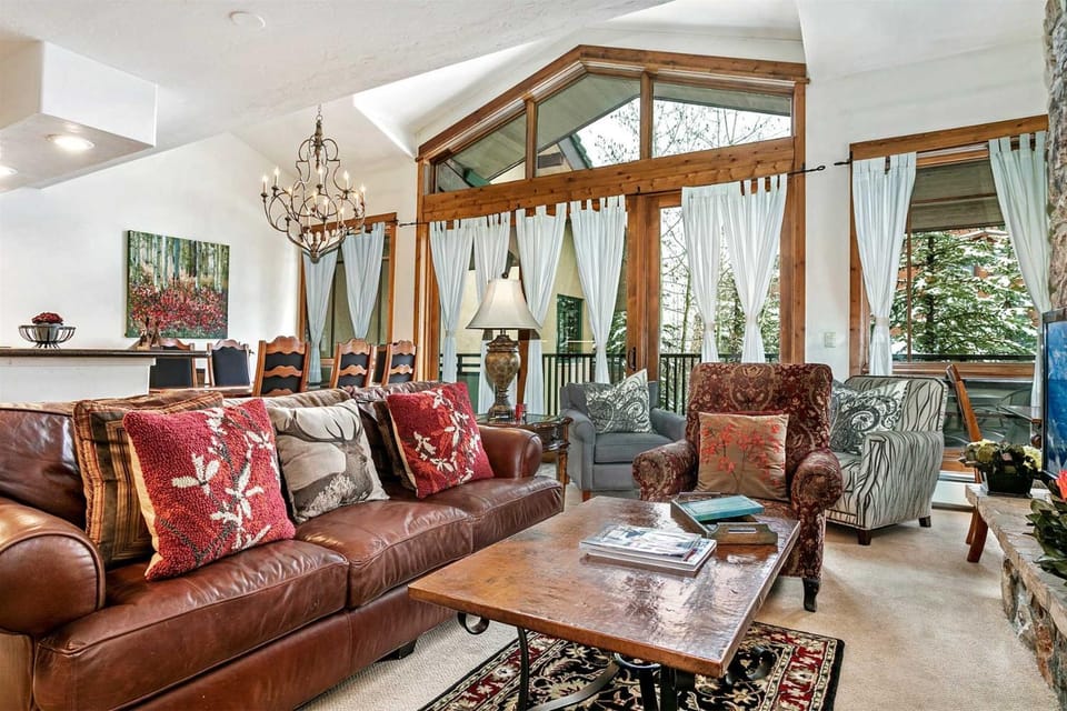 4 Bedroom Antlers Vacation Rental With Incredible Slopeside Views And Just A Short Walk To Gondola And Lionshead Village Apartment in Lionshead Village Vail