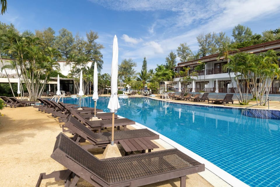 Property building, Day, Pool view, Swimming pool, sunbed