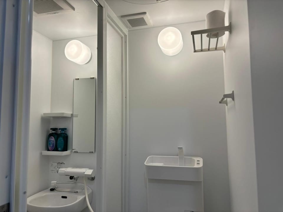 Shower, Toilet