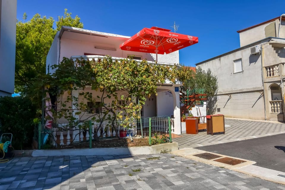 Property building, Patio, Facade/entrance, Day, Balcony/Terrace, Street view, Location
