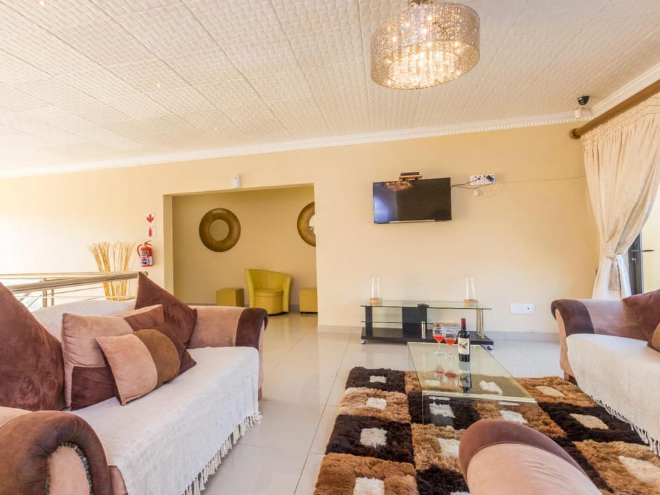 Communal lounge/ TV room, TV and multimedia, Living room, Photo of the whole room, Seating area, Evening entertainment