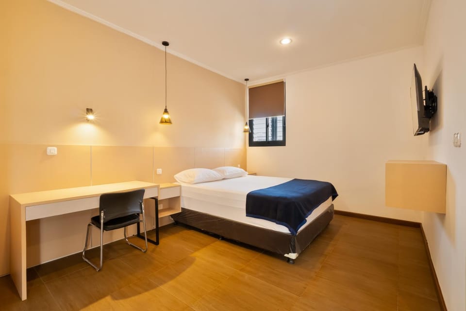 Bed, TV and multimedia, Photo of the whole room, Seating area, Bedroom