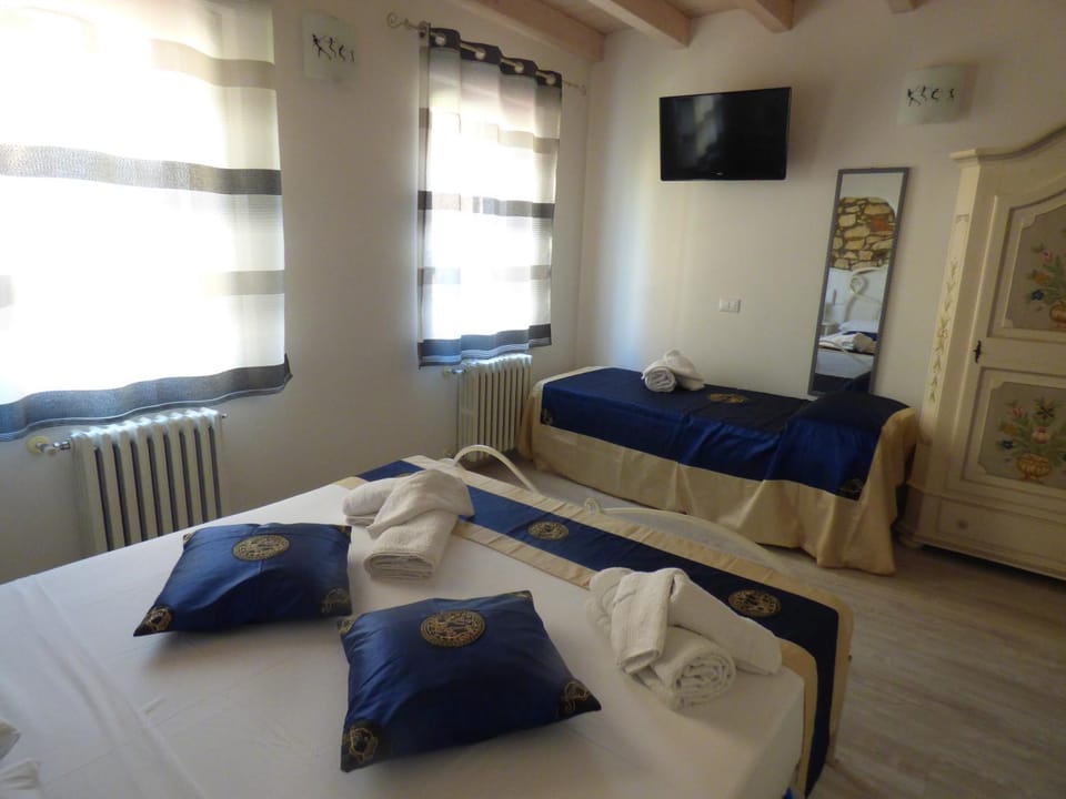 Bed, TV and multimedia, Bedroom, towels
