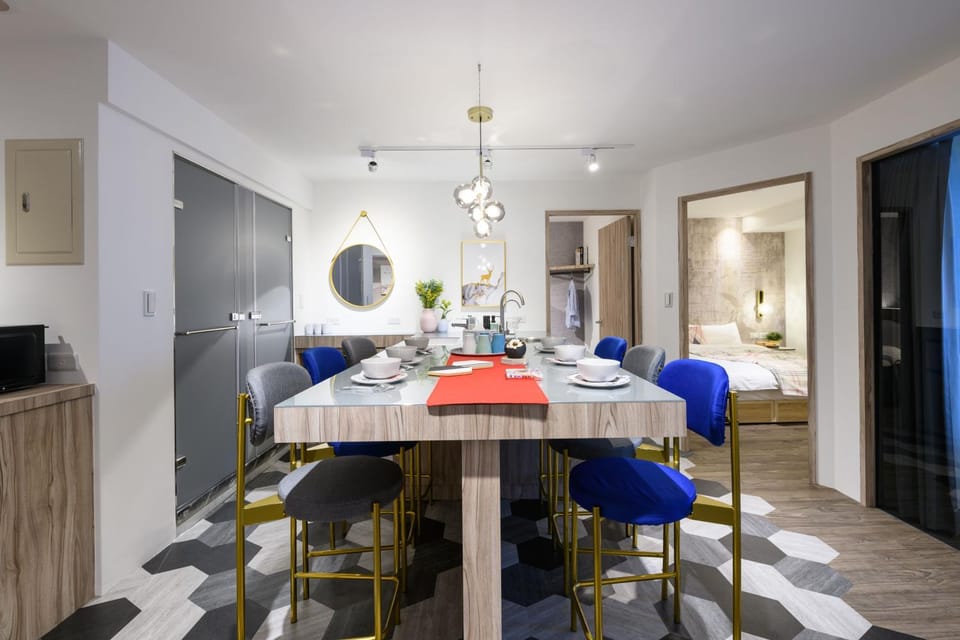 Living room, Dining area, group of guests