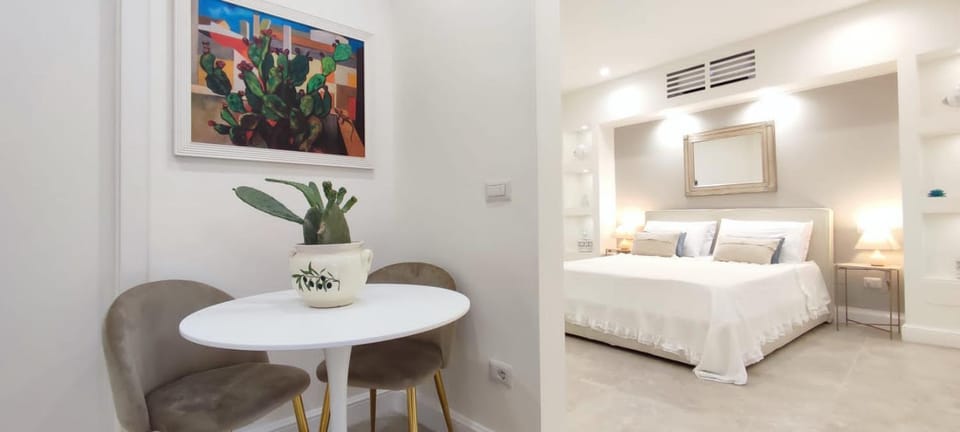 Photo of the whole room, Seating area, Bedroom