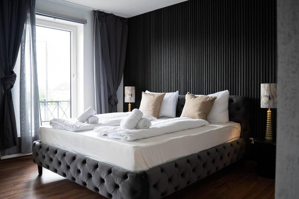 Bed, Photo of the whole room, Bedroom, towels