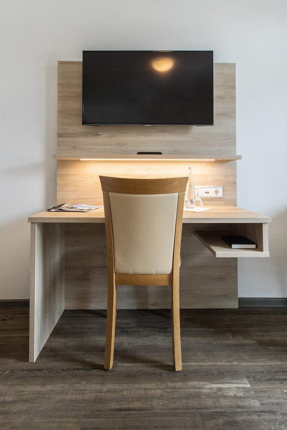 TV and multimedia, Photo of the whole room, Decorative detail