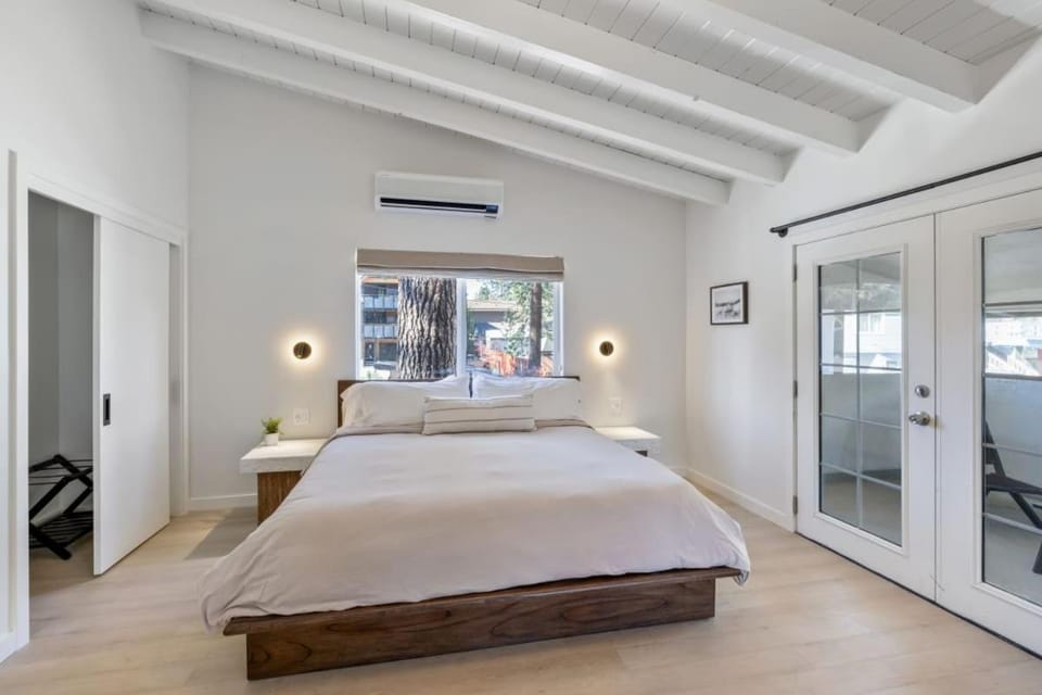 Bed, Photo of the whole room, Bedroom, heating, air conditioner